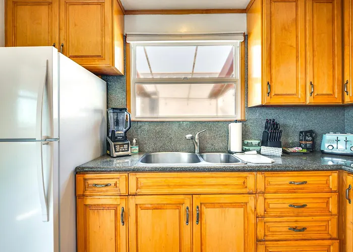 Steps To Ocean: Manhattan Beach Gem W/ Deck!